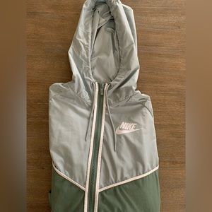 NIKE Sportswear Women’s Windrunner Size L